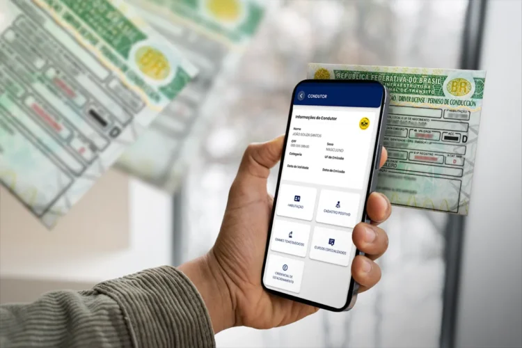 CHN: renovação automática por boa conduta. Pessoa segura smartphone exibindo CNH digital ao lado da carteira nacional de habilitação física.