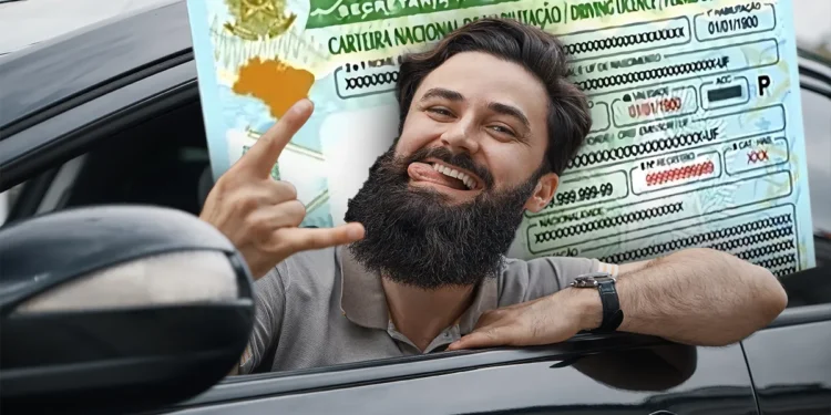 Homem sorrindo e fazendo gesto de comemoração com CNH ampliada ao fundo