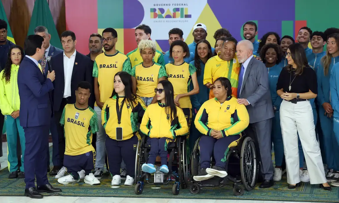 Pagamento do Bolsa Atleta fortalece o esporte brasileiro Atletas brasileiros durante cerimônia oficial do programa Bolsa Atleta, que garante pagamento mensal a esportistas de alto rendimento.