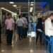 Pessoas entrando e saindo de agência bancária — bancos fechados no feriado de Páscoa Sexta-feira Santa 2026