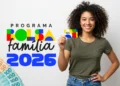 Mulher segurando cartão do Bolsa Família 2026 com notas de dinheiro ao fundo, representando calendário de pagamento por NIS em março.