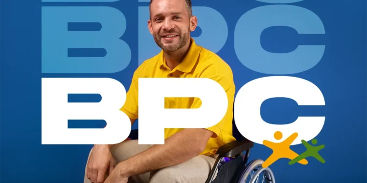 Homem cadeirante sorrindo com texto BPC em destaque sobre fundo azul representando beneficiários do BPC e o 13º salário