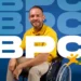 Homem cadeirante sorrindo com texto BPC em destaque sobre fundo azul representando beneficiários do BPC e o 13º salário