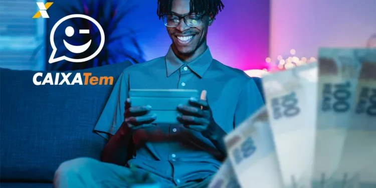 Homem sorrindo com tablet e cédulas de reais ao lado do logo do Caixa Tem