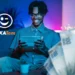 Homem sorrindo com tablet e cédulas de reais ao lado do logo do Caixa Tem