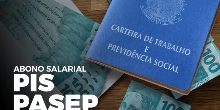 Carteira de Trabalho sobre notas de cem reais ilustra o pagamento do Abono Salarial PIS/Pasep 2026 para trabalhadores formais