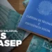 Carteira de Trabalho sobre notas de cem reais ilustra o pagamento do Abono Salarial PIS/Pasep 2026 para trabalhadores formais