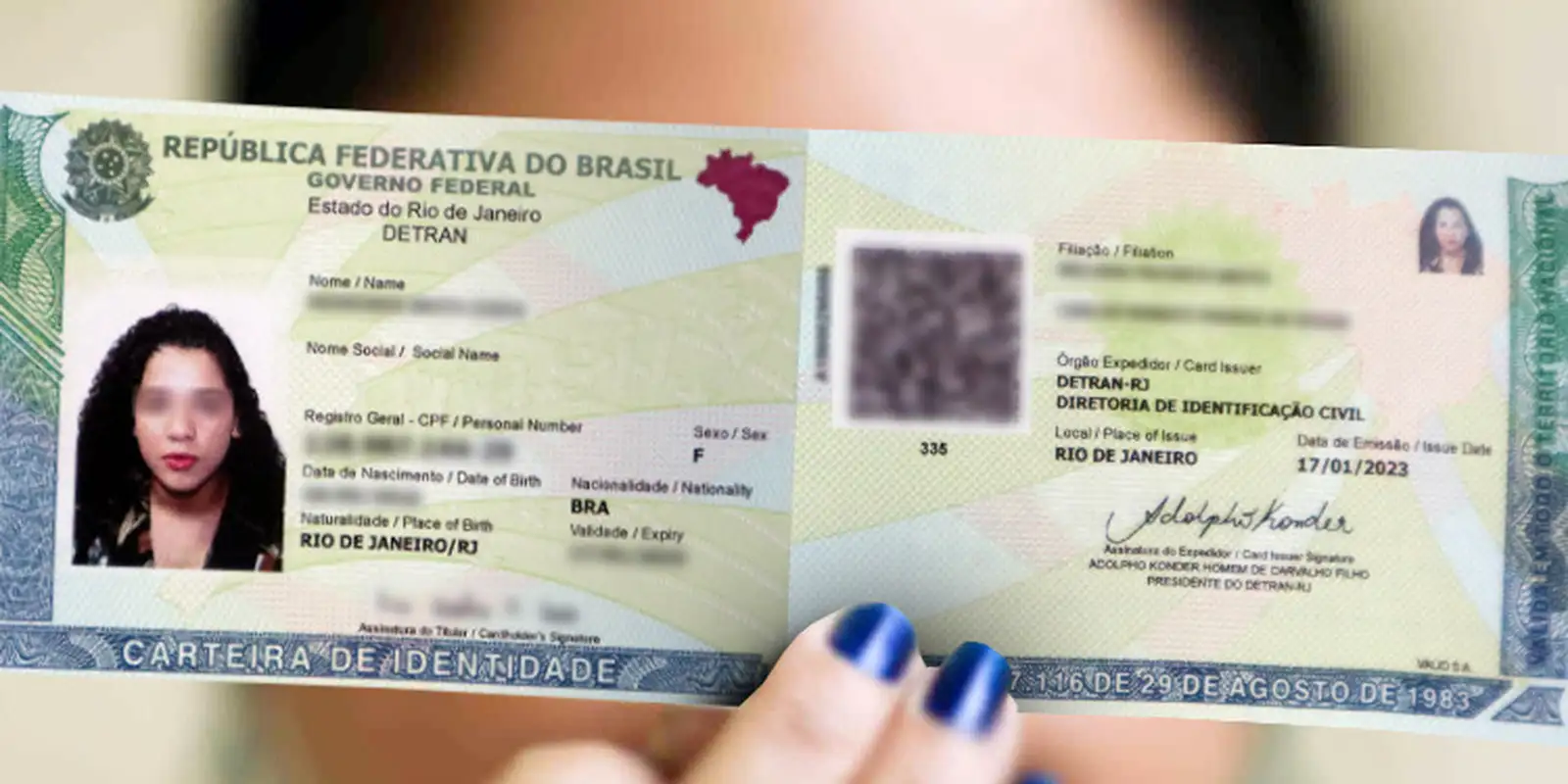 Pessoa exibe carteira de identidade do Rio de Janeiro com dados visíveis em destaque
