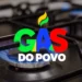 Boca de fogão acesa com logo colorido do Gás do Povo centralizado