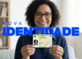 Pessoa segurando nova carteira de identidade com foto e QR code visíveis