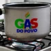 Panela de alumínio com logo do Gás do Povo aquecendo sobre chama azul em fogão