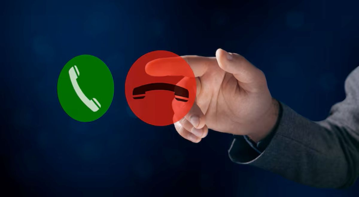 Golpe do falso gerente: o que fazer ao receber uma ligação suspeita Ilustração de ligação telefônica sendo recusada representando prevenção contra golpe do falso gerente