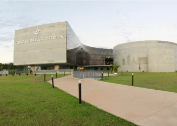 Prédio moderno do Conselho da Justiça Federal com fachada espelhada e gramado amplo