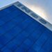 Fachada do edifício do INSS com letreiro em aço inox e céu azul ao fundo