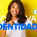 Mulher jovem sorri e aponta para a nova Carteira de Identidade Nacional que segura na mão, com o texto "Nova Identidade" ao fundo em fundo amarelo, representando o mutirão deste sábado.