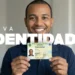 Homem sorrindo segurando a nova Carteira de Identidade Nacional com texto Nova Identidade