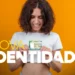 Mulher jovem sorrindo segurando a nova Carteira de Identidade Nacional com texto Nova Identidade