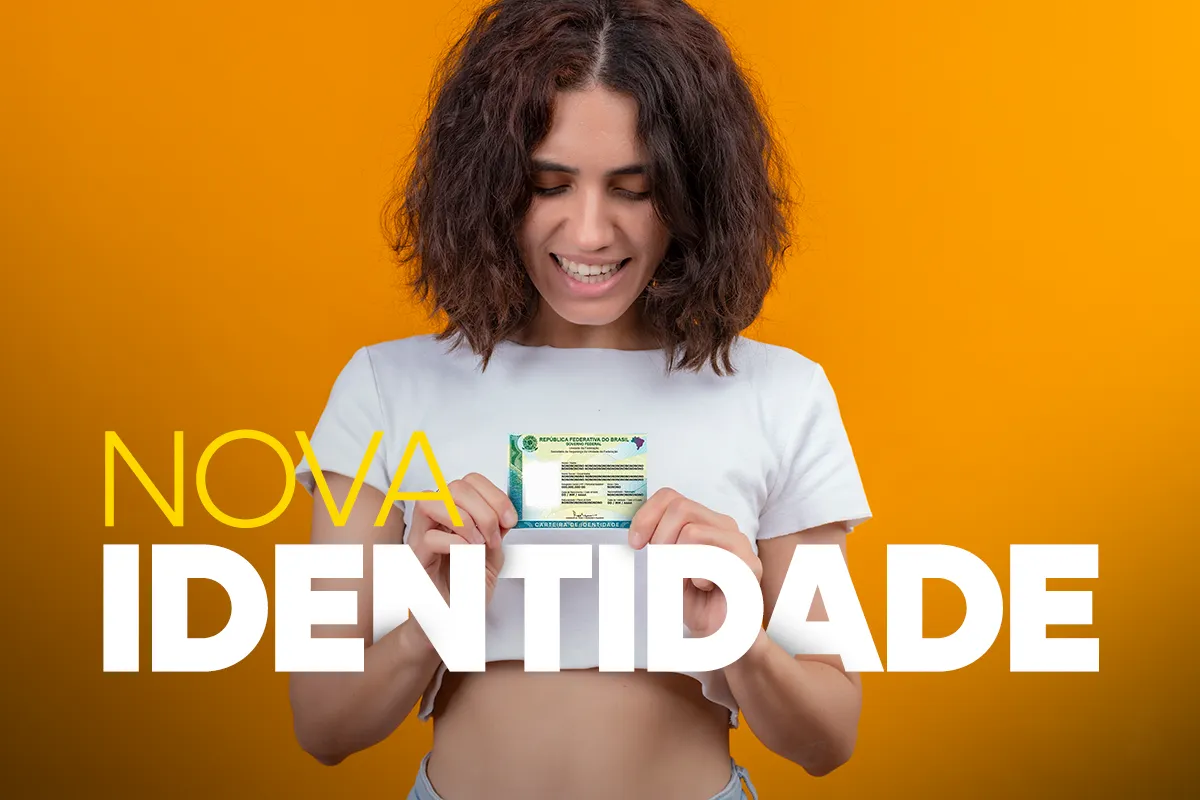 Mulher jovem sorrindo segurando a nova Carteira de Identidade Nacional com texto Nova Identidade