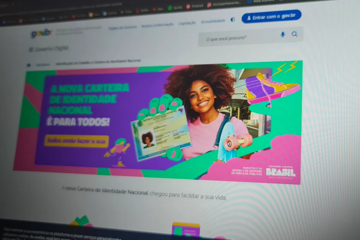 Nova Carteira de Identidade Nacional: saiba o que muda, os prazos e como solicitar o seu documento gratuitamente Tela de computador exibindo o site oficial Gov.br com banner colorido da campanha da nova Carteira de Identidade Nacional, com a frase "A Nova Carteira de Identidade Nacional é para todos" e jovem negra sorrindo segurando o documento