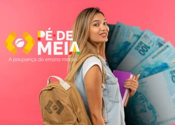Estudante com mochila e livros ao lado do logo do Pé-de-Meia e cédulas de reais