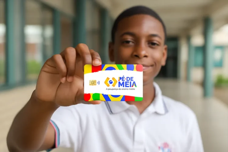Adolescente sorridente segura cartão do programa Pé-de-Meia em corredor escolar