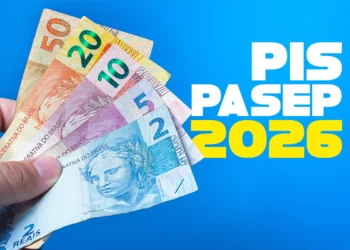 Mão segurando cédulas de reais variadas com texto PIS PASEP 2026 em destaque