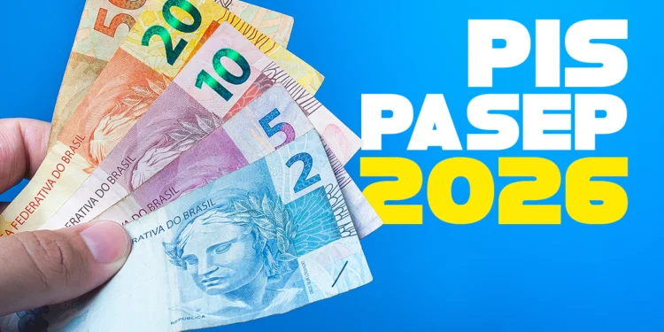 Mão segurando cédulas de reais variadas com texto PIS PASEP 2026 em destaque