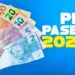 Mão segurando cédulas de reais variadas com texto PIS PASEP 2026 em destaque