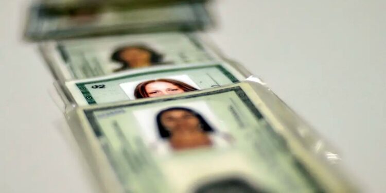 rg antigo e nova carteira de identidade nacional validade até 2032 para viagens e concursos no brasil