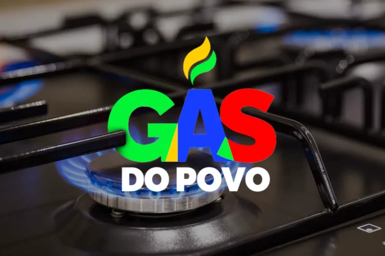 Chama azul em fogão aceso com logo Gás do Povo centralizado na imagem