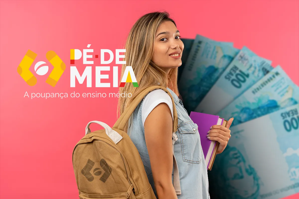 Jovem estudante com mochila e livro ao lado do logo do Pé-de-Meia e cédulas de 100 reais ao fundo