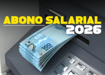 Notas de R$ 100 saindo de caixa eletrônico com texto "Abono Salarial 2026" em amarelo e branco