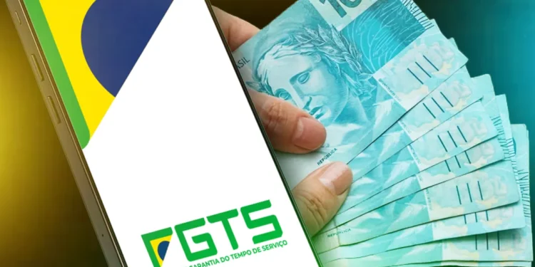 Celular exibindo logo do FGTS e mãos segurando notas de R$ 100,00.