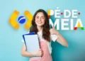 Estudante segurando cadernos ao lado da logo do programa Pé-de-Meia.