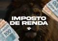 Close do rosto de um leão em tons escuros com o texto "IMPOSTO DE RENDA" em letras brancas e garrafais no centro. Nas laterais, em primeiro plano e levemente desfocadas, aparecem mãos segurando maços de cédulas de 100 reais.