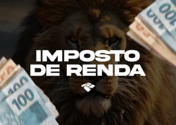 Close do rosto de um leão em tons escuros com o texto "IMPOSTO DE RENDA" em letras brancas e garrafais no centro. Nas laterais, em primeiro plano e levemente desfocadas, aparecem mãos segurando maços de cédulas de 100 reais.
