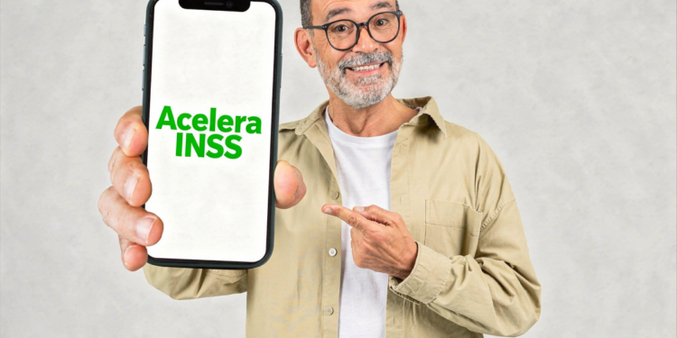 Idoso segura celular com o nome "Acelera INSS" na tela.