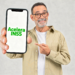 Idoso segura celular com o nome "Acelera INSS" na tela.