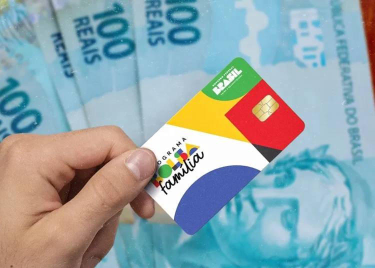 Cartão Bolsa Família com chip sobre notas de R$ 100,00.