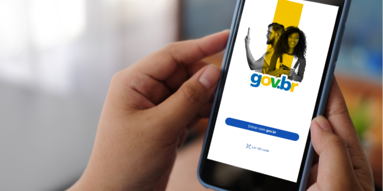 Pessoa segurando celular com acesso ao aplicativo gov.br para realizar prova de vida digital de aposentados.
