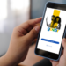 Pessoa segurando celular com acesso ao aplicativo gov.br para realizar prova de vida digital de aposentados.