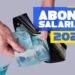 Dinheiro sendo retirado da carteira com destaque para abono salarial 2026