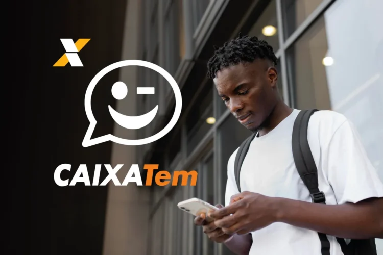 Jovem negro com camiseta branca e mochila consulta celular, ao lado do logo Caixa Tem com ícone de smile.