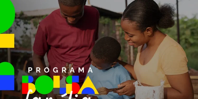 Casal negro e criança sorrindo com logotipo colorido do Programa Bolsa Família em destaque.