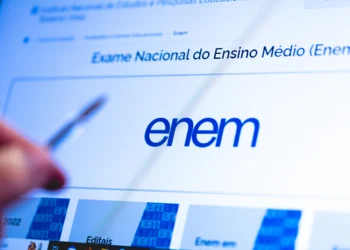 Tela do site oficial do Enem com logo azul e texto “Exame Nacional do Ensino Médio” apontada por caneta.