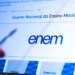 Tela do site oficial do Enem com logo azul e texto “Exame Nacional do Ensino Médio” apontada por caneta.