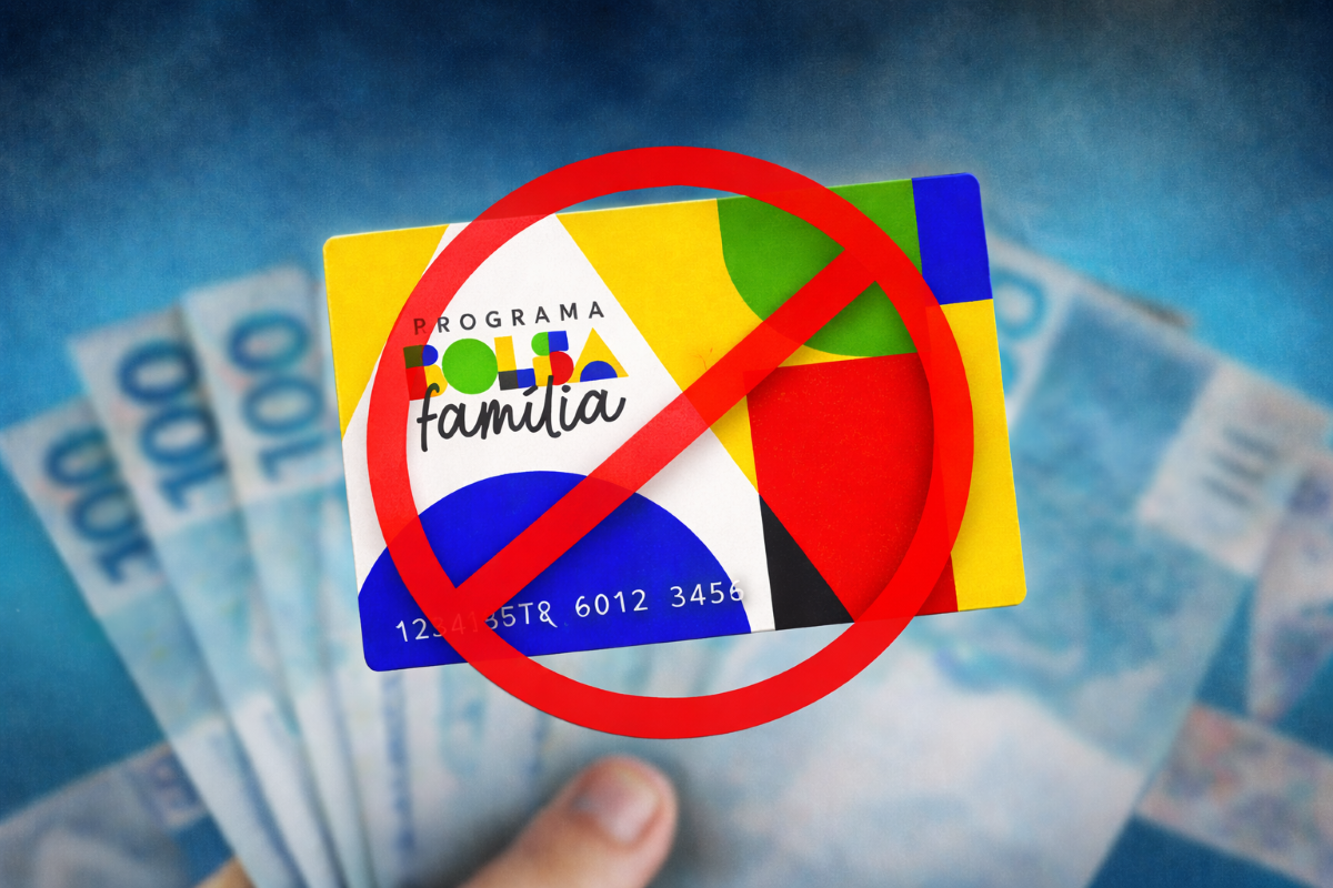 Cartão do Bolsa Família com símbolo de bloqueio sobre dinheiro ao fundo