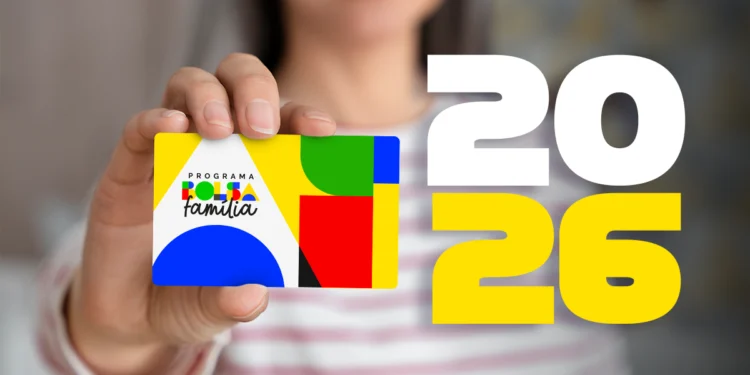 Pessoa segurando cartão do Bolsa Família com destaque para o ano 2026