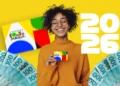 Mulher sorrindo segurando cartão do Bolsa Família com valores em dinheiro ao fundo