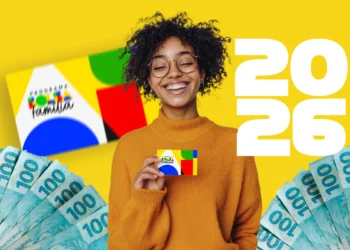 Mulher sorrindo segurando cartão do Bolsa Família com valores em dinheiro ao fundo